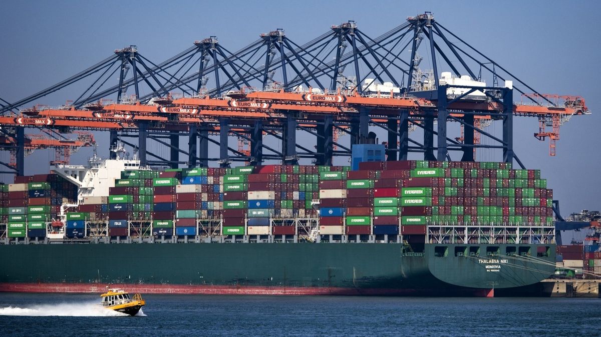 V Rotterdamu se kvůli sankcím hromadí tisíce kontejnerů mířících do Ruska